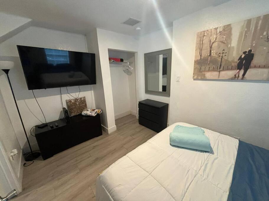 Quiet & Centrally Located House - Private Parking, Laundry And Storage For Luggage Miami Esterno foto