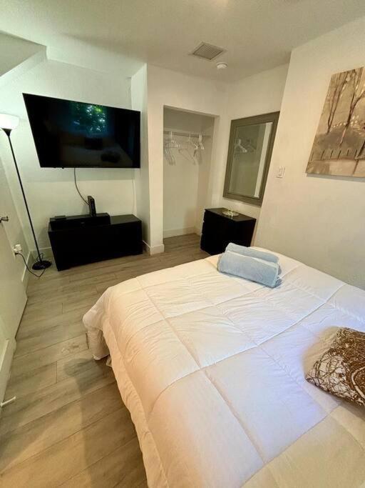 Quiet & Centrally Located House - Private Parking, Laundry And Storage For Luggage Miami Esterno foto